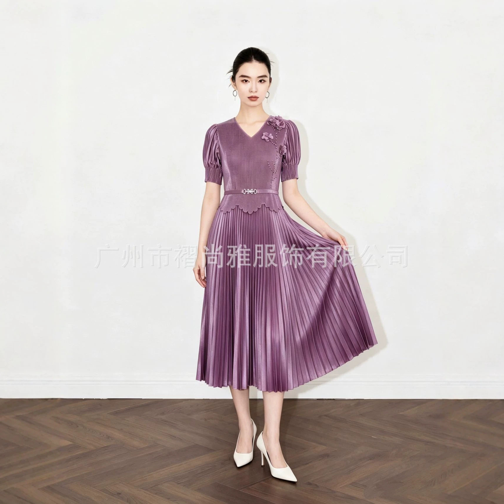 厂家直供夏季新款女装时尚修身v领纯色立体花朵褶皱连衣裙新潮