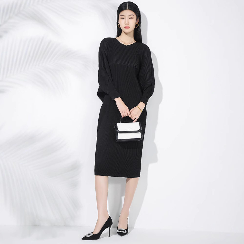 春季新款时尚褶皱设计款连衣裙女蝙蝠袖圆领套头宽松大码厚料新潮