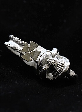 高山隆独眼骷髅錾刻银吊坠