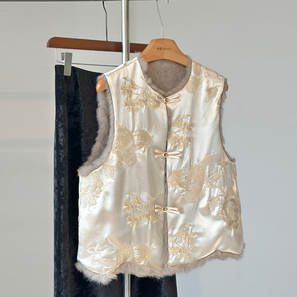 2025秋冬季新中式国风重工刺绣双面穿毛毛马甲女气质百搭加厚马夹