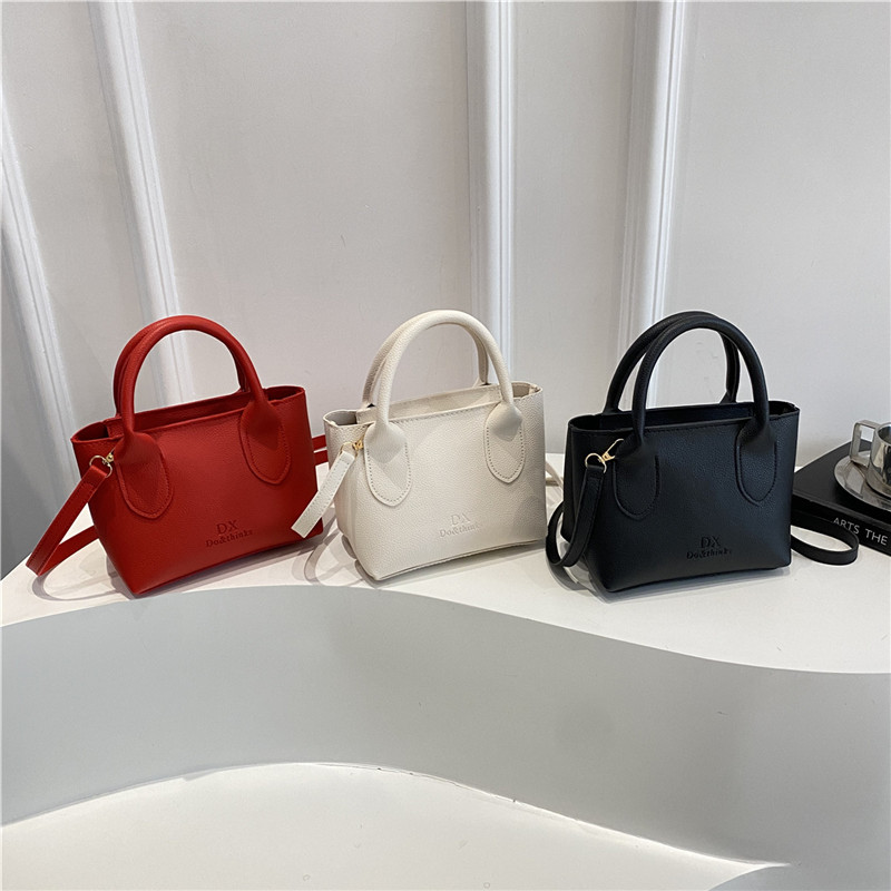 2025包新款时髦洋气小方包纯色手提水桶包包女简约风通勤斜挎女包