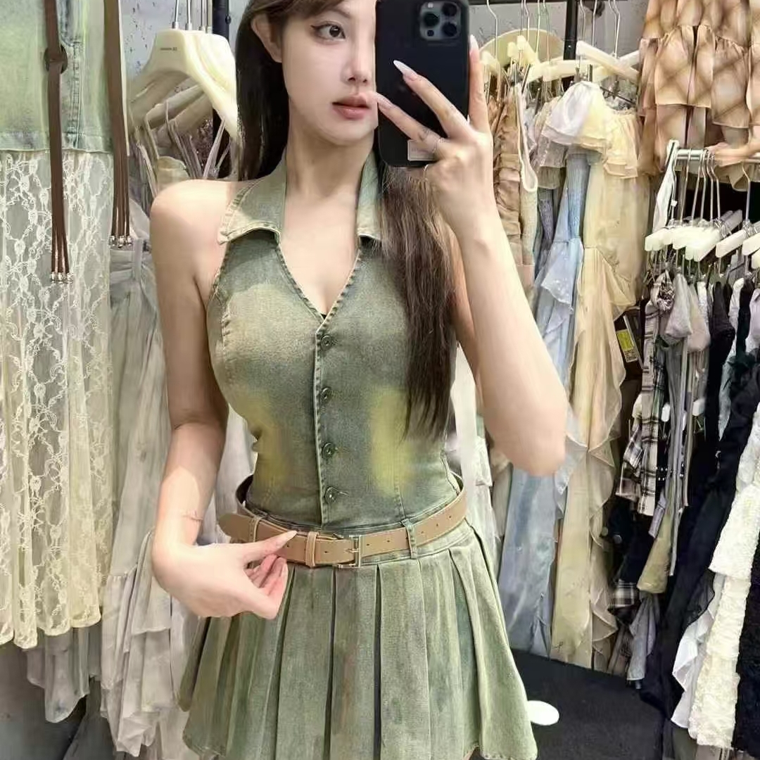 黑色辣妹打揽无袖挂脖露背连衣裙性感收腰显瘦V领露肩西装百褶裙
