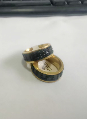 清仓处理 8mm宽 黑色长城纹黑钻金色不锈钢 戒指