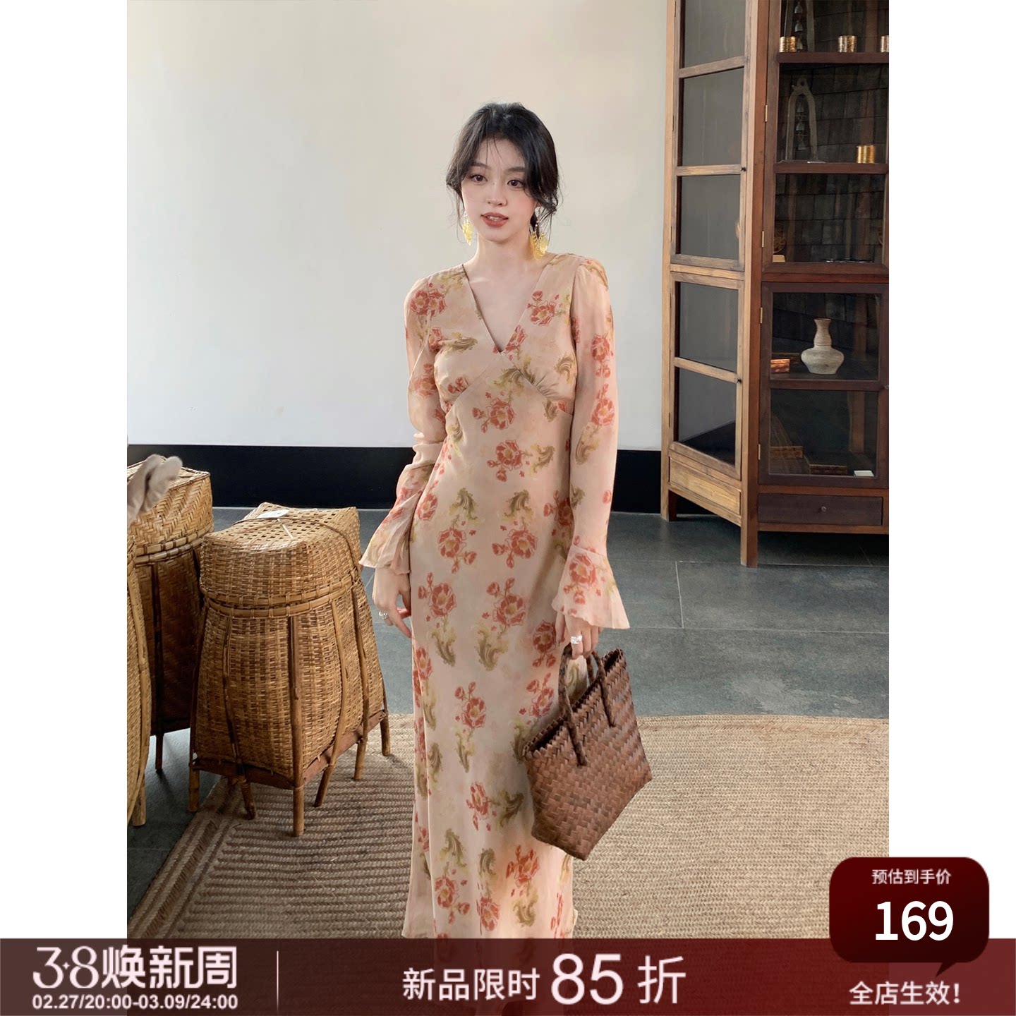 【莞尔】SYT自制 大花朵设计温柔风v领喇叭袖修身显瘦长款连衣裙