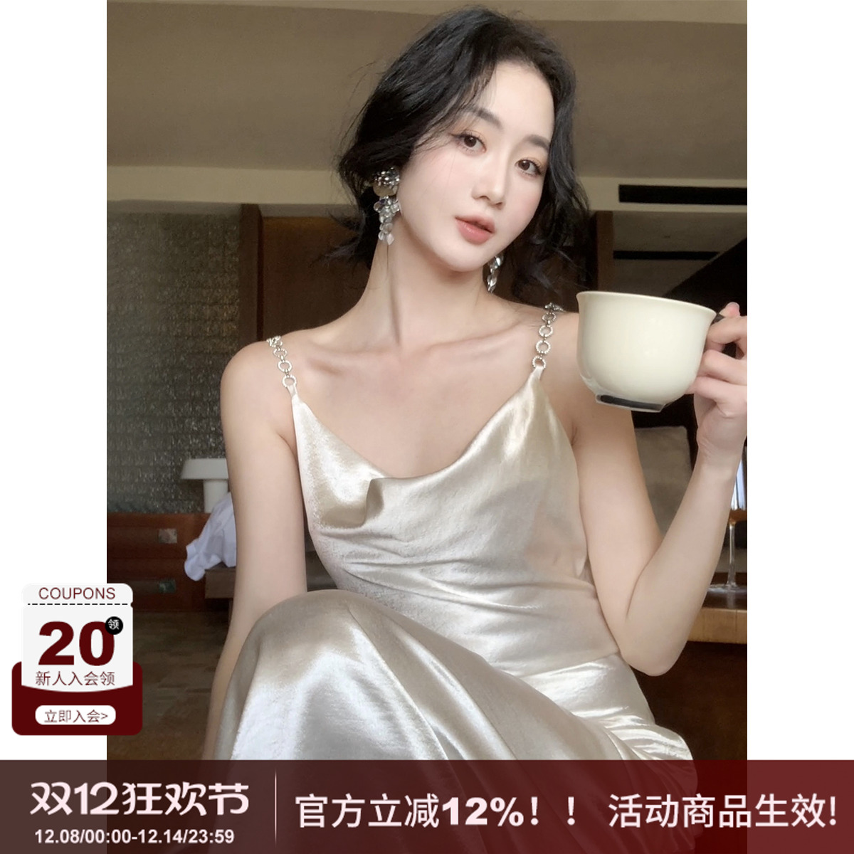 纯欲荡领缎面镶钻链条吊带连衣裙