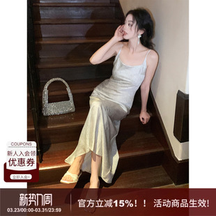 SYT自制 小心机吊带长裙 U型亮面连衣裙女气质方领肌理感性感修身