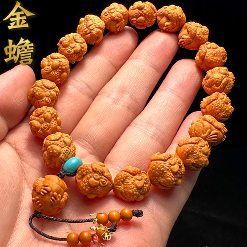 三足金蟾龙纹桃核手串