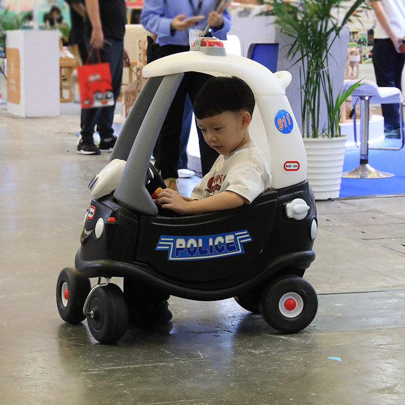 豪华小警车幼儿脚力车四轮扭扭车小房车儿童车学步瓢虫消防车玩具