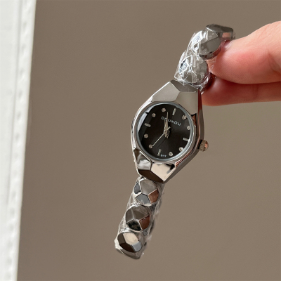豆蔻小众设计感个性女款石英腕表