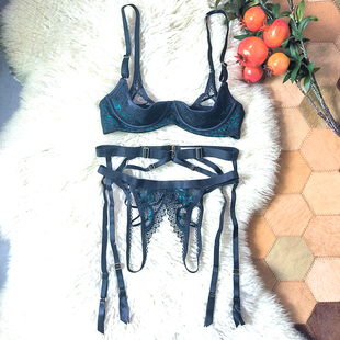 纯欲撞色蕾丝内衣套装 三件套女 海绵钢托交叉绑带半杯文胸免脱内裤