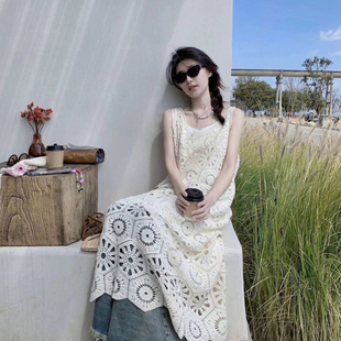 钩花镂空针织吊带连衣裙女夏宽松叠穿罩裙海边度假背心裙 2025法式