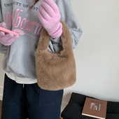 时尚 今年流行包包女2025新款 秋冬季 手提单肩包毛毛绒绒斜挎水桶包