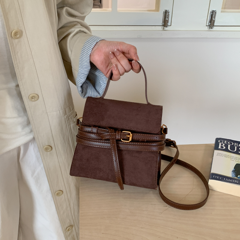 2025早秋新款复古磨砂麂皮高级小众设计绑带包百搭手拎单肩斜挎包