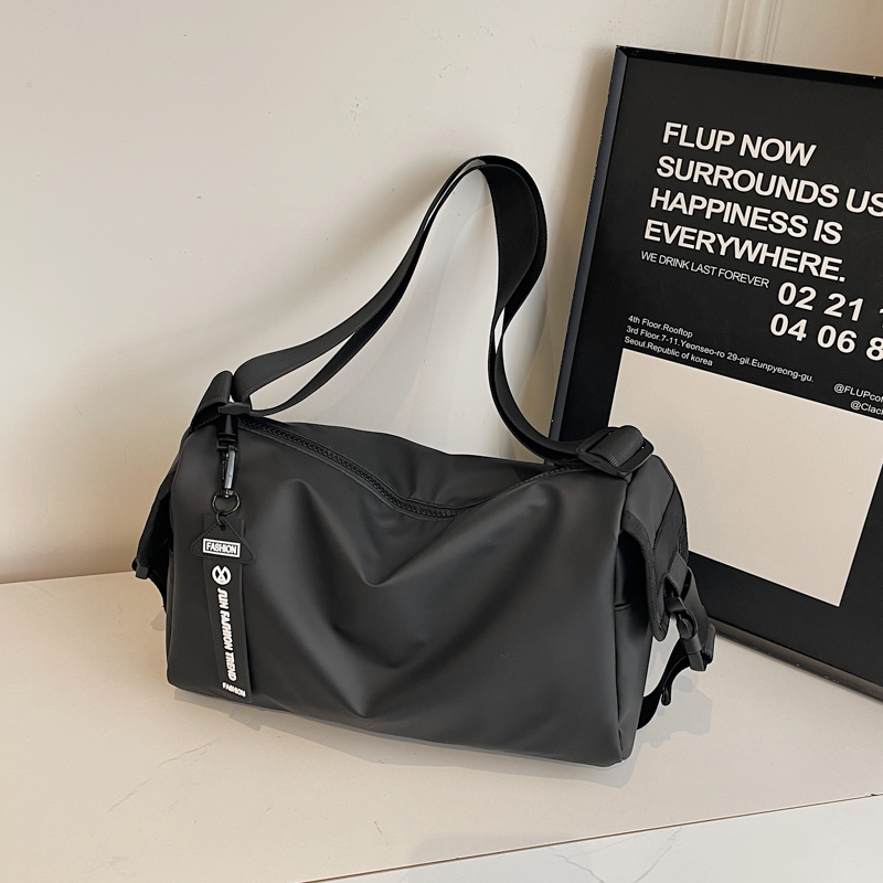 2025秋冬简约帆布枕头包牛津布单肩斜挎包轻便运动工装女包骑行包