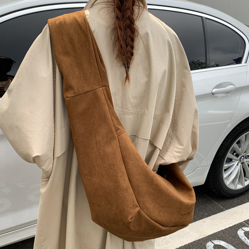 松弛感宽肩带包包女式2026新款秋冬麂皮绒斜挎包大容量复古饺子包,箱包皮具/热销女包/男包,通用款女包,淘宝优惠券,粉丝福利购,淘宝优惠卷