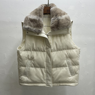 2025冬季新款羊绒羊毛面料鹅绒獭兔毛领女士保暖马甲戴手套白色潮