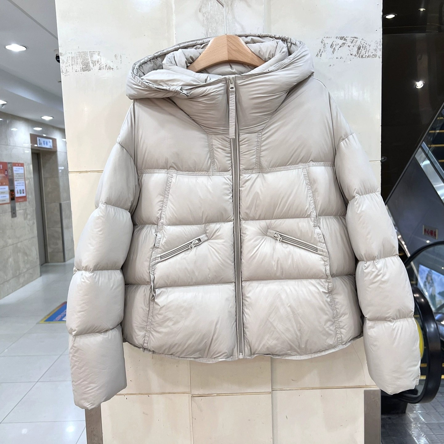 8539欧货时尚休闲百搭显瘦泡芙感90白鸭绒羽绒服立领外套冬季新款