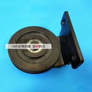 A黑色转动钢丝绳轮 日立电梯力隆申菱厅门门头定滑轮组件C0144246