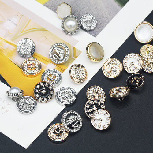 DSG高品质细边针织衫纽扣