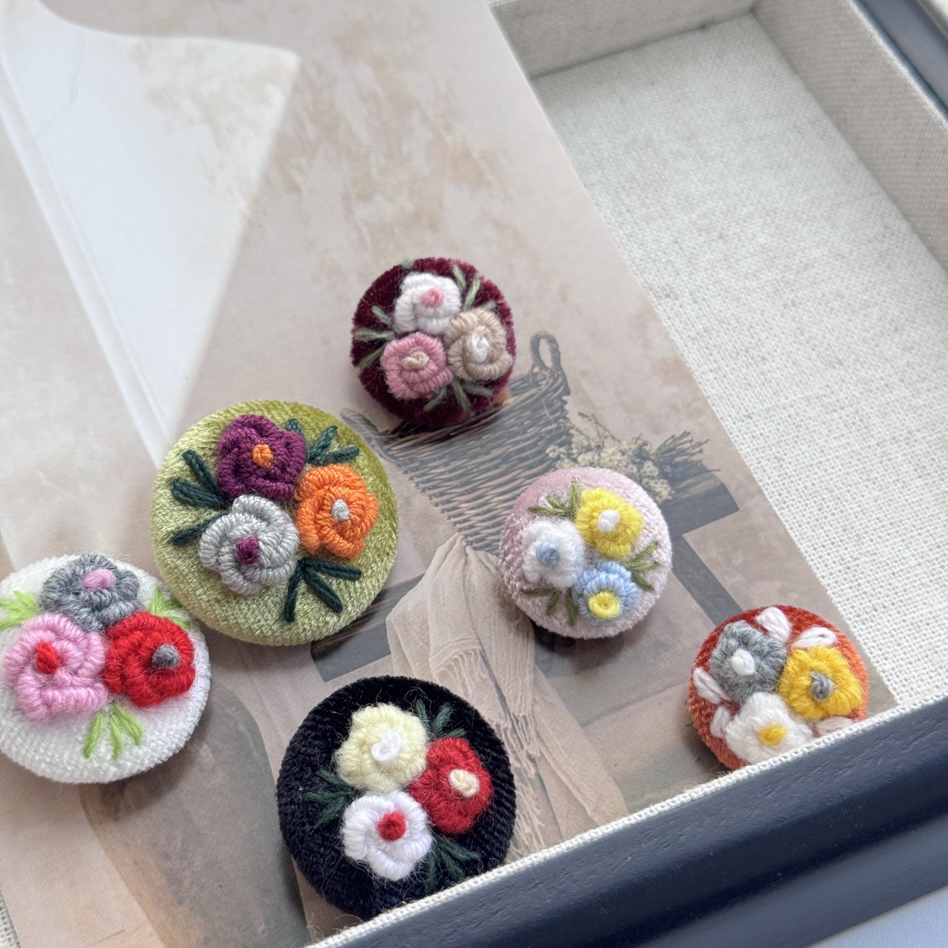 原创高级手工刺绣花朵纽扣