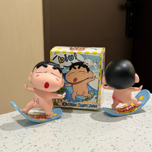 搞怪裸奔冲浪滑板蜡笔小新周边潮玩桌面玩偶车载中控台摆件手办