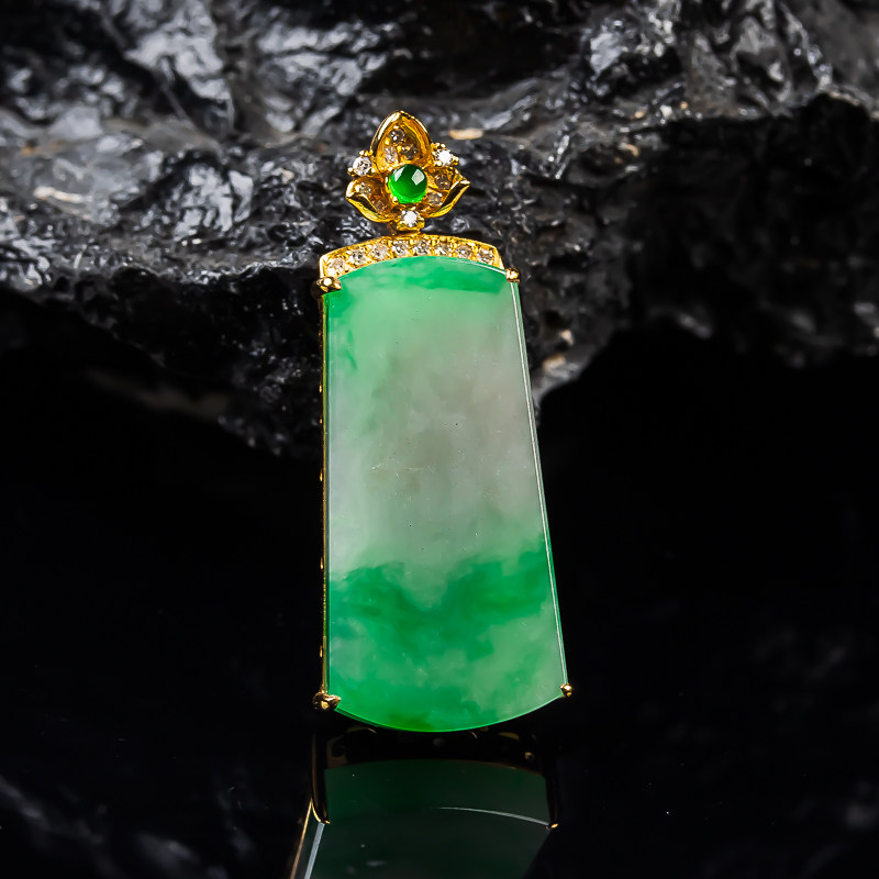 缅甸翡翠吊坠冰润飘阳绿无事牌挂件18k金镶嵌天然A货女款
