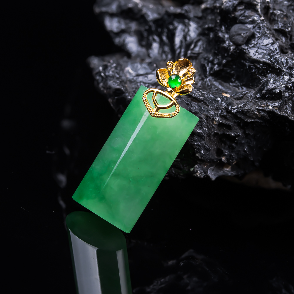 缅甸翡翠吊坠冰润飘绿无事牌挂件18k金镶嵌天然A货