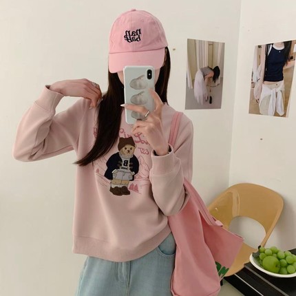 2026春季纯棉宽松圆领套头卫衣女牛角扣小熊刺绣学院风减龄上衣潮