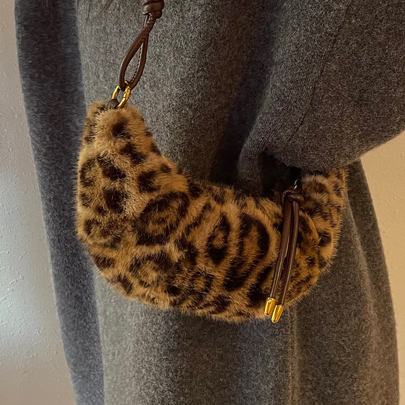 小众设计豹纹牛角包女式2026新款秋冬时尚百搭复古洋气单肩斜挎包