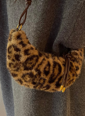 小众设计豹纹牛角包女式2026新款秋冬时尚百搭复古洋气单肩斜挎包