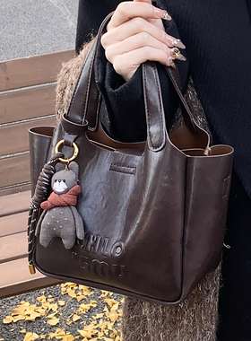 复古质感手拎水桶包女2026新款冬季百搭纯色美拉德小众单肩斜挎包