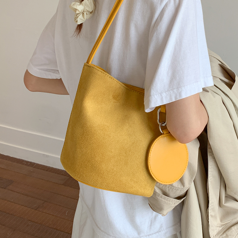 今年超火百搭麂皮水桶包女式