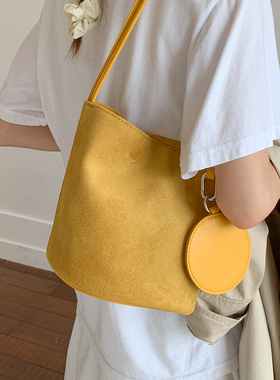 今年超火百搭麂皮水桶包女式2026新款时尚复古高级感单肩包通勤包