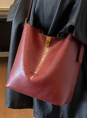 高级感红色复古水桶包女式2026新款秋冬百搭大容量通勤单肩斜挎包