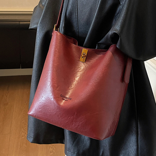 高级感红色复古水桶包女式2026新款秋冬百搭大容量通勤单肩斜挎包