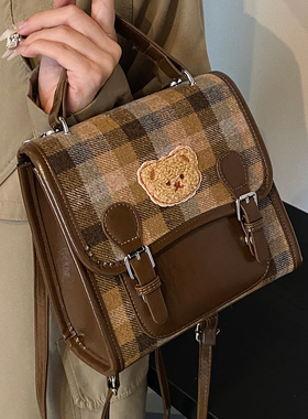 今年流行格纹双肩包女2026新款秋冬百搭毛呢学院风背包复古手拎包
