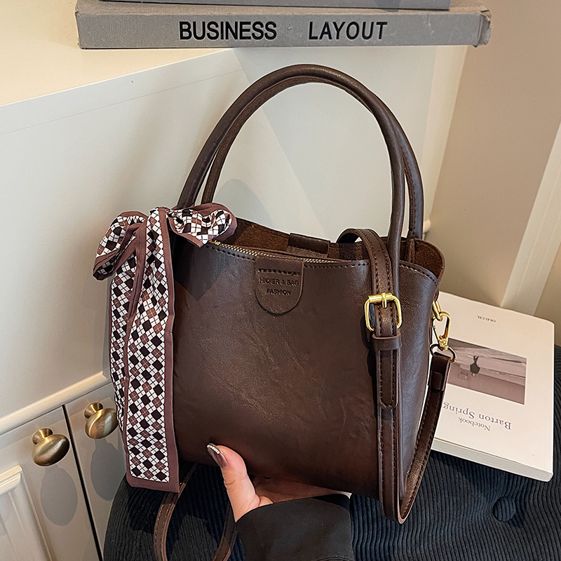 今年流行质感手提水桶包