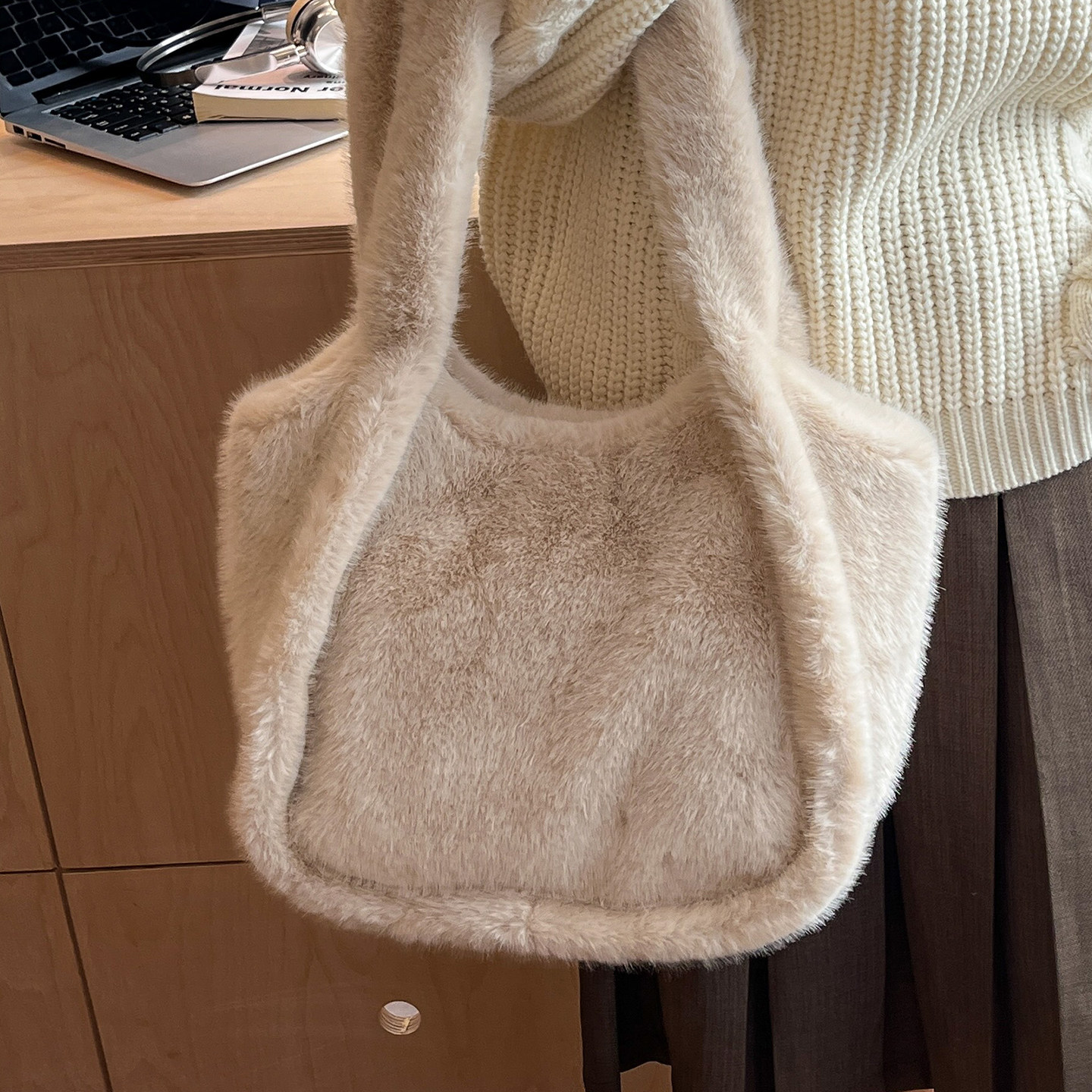 冬季流行百搭毛绒绒腋下包