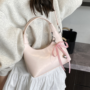 今年流行高级感手拎包女2026新款百搭小众设计韩系通勤单肩斜挎包