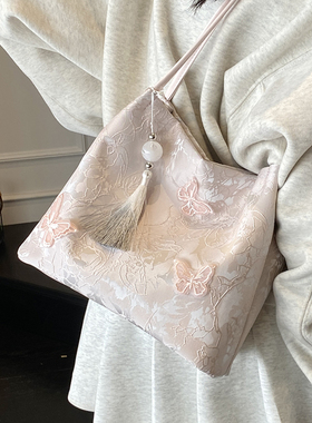 复古新中式水桶包女2026新款时尚洋气百搭蝴蝶国风流苏单肩通勤包