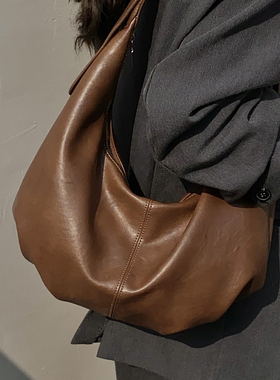 高级感百搭大容量饺子包2026新款秋冬流行复古纯色通勤单肩斜挎包