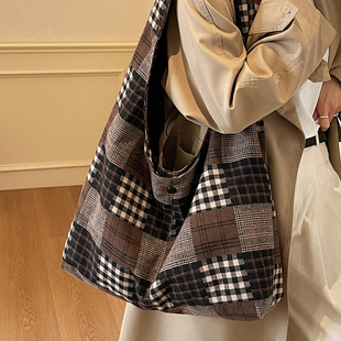 冬季流行慵懒风托特包女式2026新款复古百搭大容量上班单肩通勤包