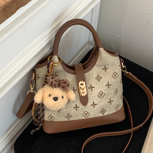 高级感复古手拎水桶包女2026新款 百搭韩系轻奢质感单肩斜挎包 春季