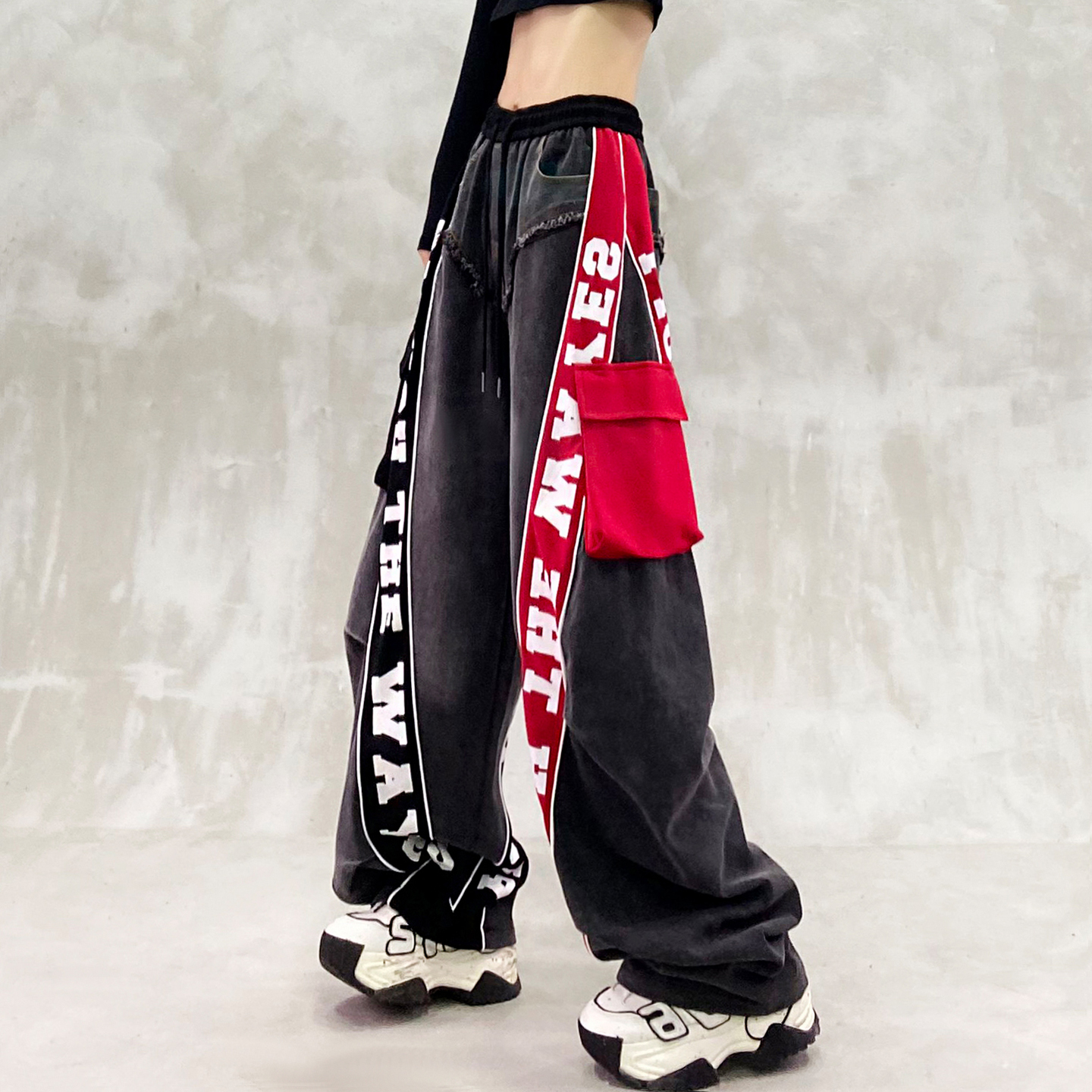 炫酷拼色字母褶纹设计弯刀裤女