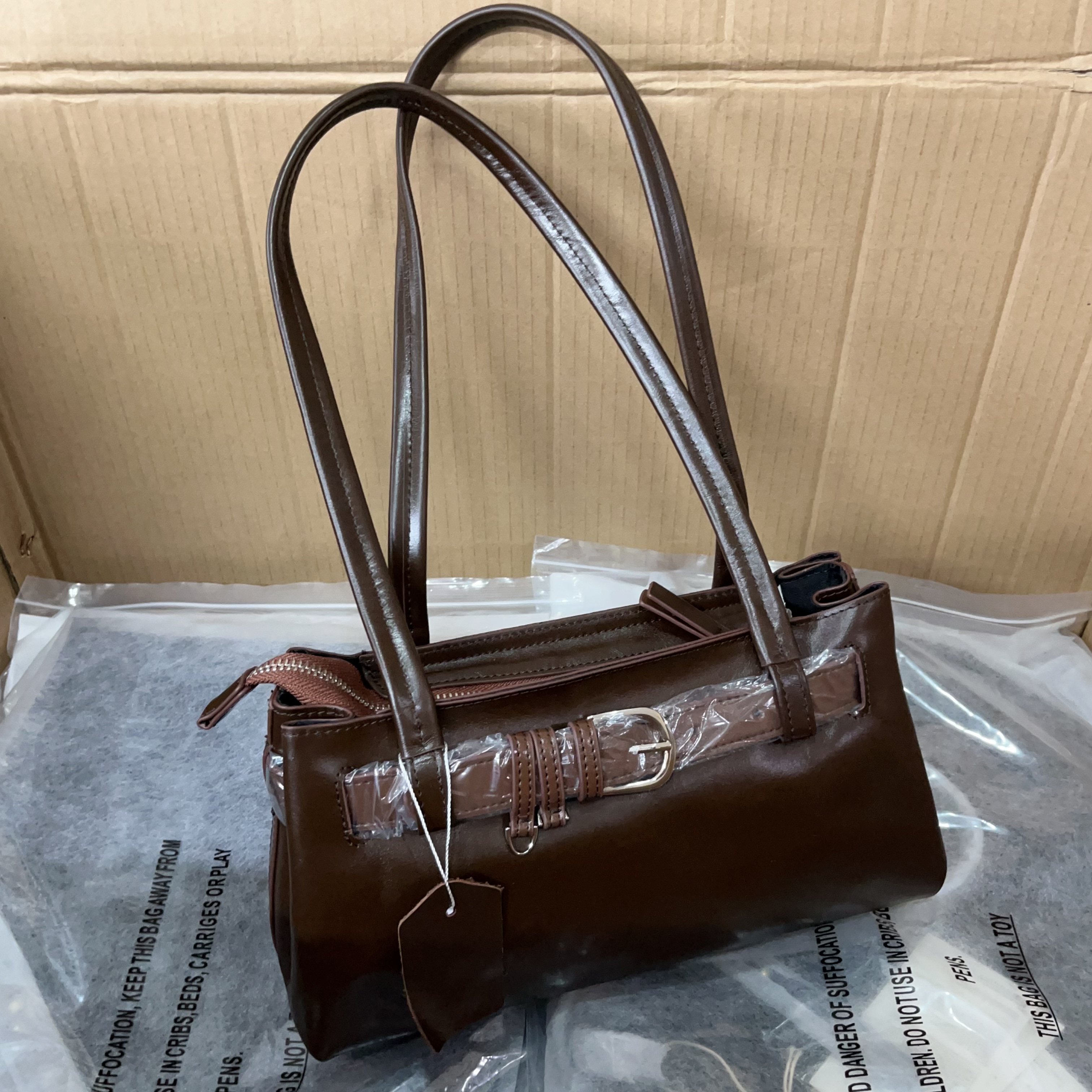 油蜡牛皮实拍现货2026新款设计感潮流长方形皮带扣手提包机车包女