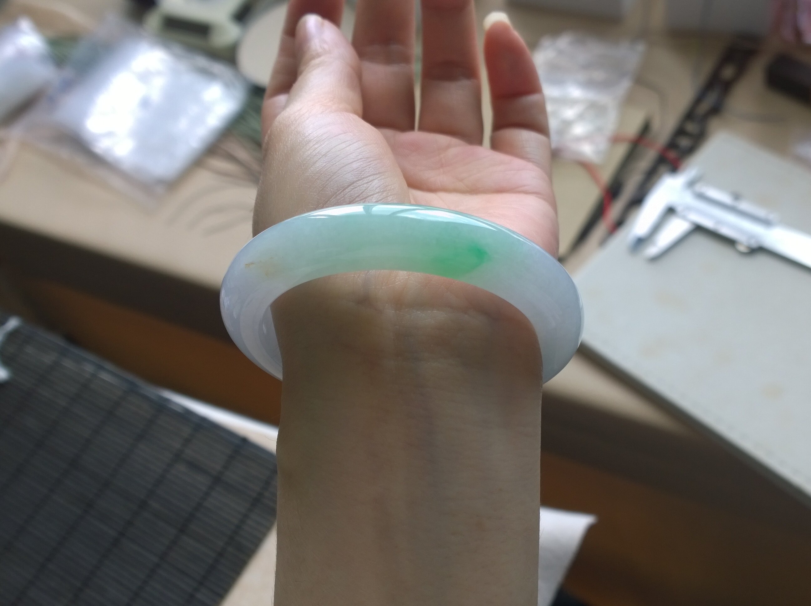 天然缅甸玉a货翡翠手镯 糯冰种缅甸翡翠
