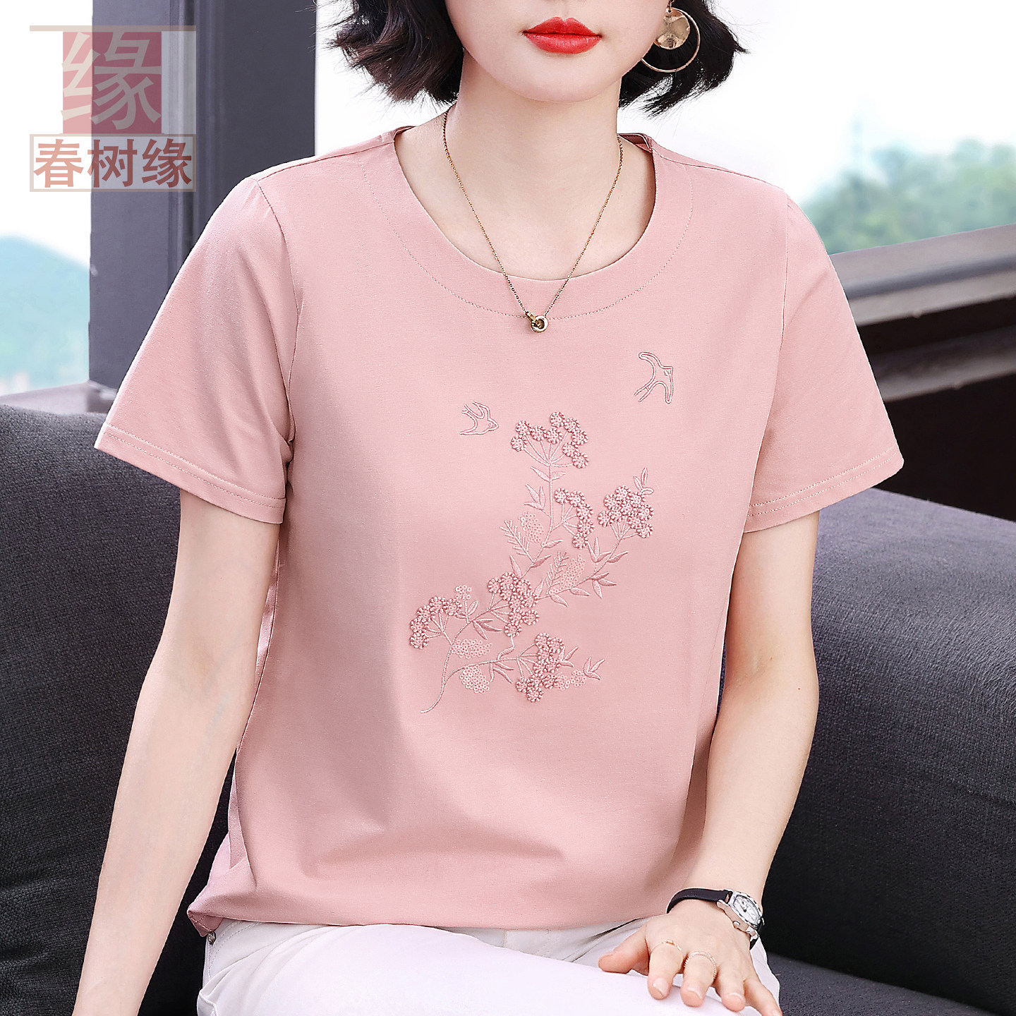 粉色圆领短袖妈妈装夏新款宽松绣花中老年大码遮肉T恤女纯色小衫