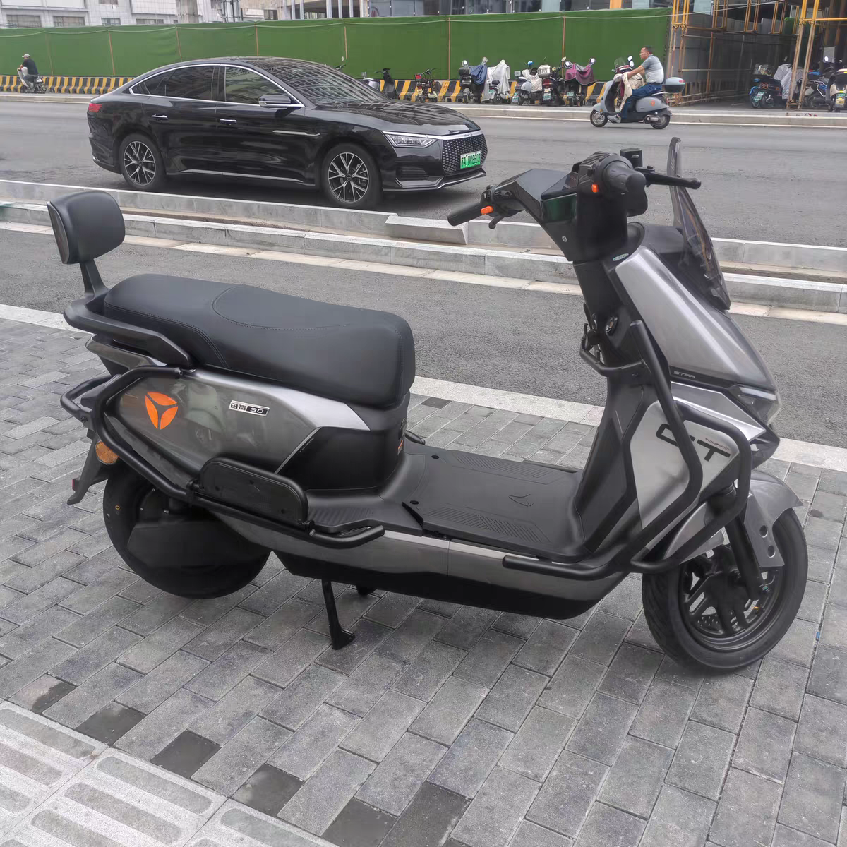 雅迪白鲨90S-M护杠电动车保险杠加厚碳钢大货架尾箱后支架防撞杆