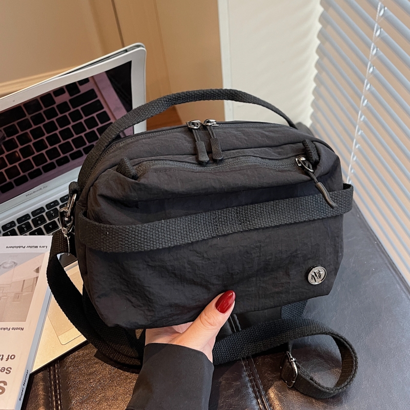 2025新款时尚女士斜挎包大容量尼龙布轻便多层斜挎包出游简约小包