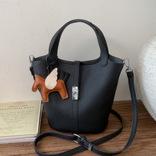 韩国小众手提水桶包女2025新款 复古荔枝纹菜篮子包锁扣单肩斜挎包